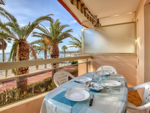 - une salle à manger avec une table et une vue sur l'océan dans l'établissement Apartment Dio Brasil-4 by Interhome, à Saint-Cyr-sur-Mer