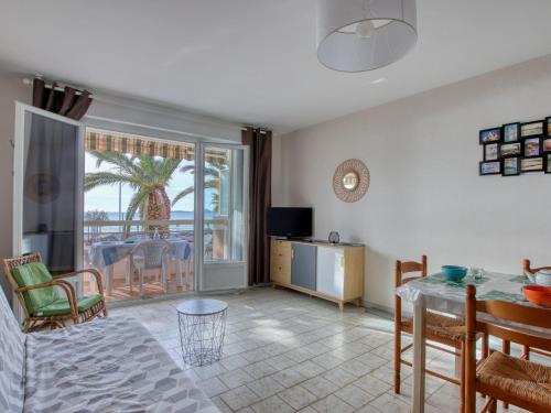 un salon avec une table et des chaises et un balcon dans l'établissement Apartment Dio Brasil-4 by Interhome, à Saint-Cyr-sur-Mer
