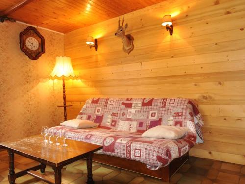 - une chambre avec un lit et une table dans l'établissement Apartment La Corne - Apt- 6 by Interhome, à La Chapelle-dʼAbondance