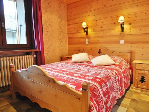 une chambre avec un lit dans une pièce en bois dans l'établissement Apartment La Corne - Apt- 6 by Interhome, à La Chapelle-dʼAbondance