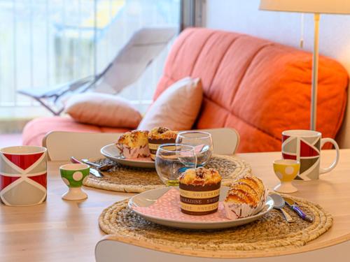 - une table avec deux assiettes de pâtisseries dans l'établissement Studio Les Terrasses Port Maria-2 by Interhome, à Quiberon