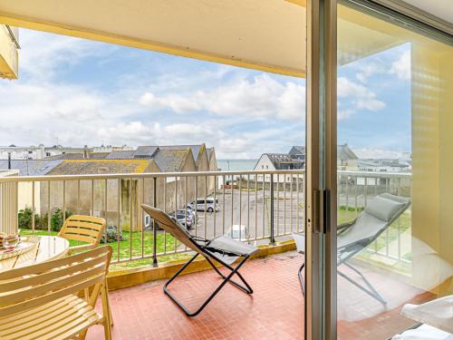 un balcon avec une chaise et une vue sur l'océan dans l'établissement Studio Les Terrasses Port Maria-2 by Interhome, à Quiberon