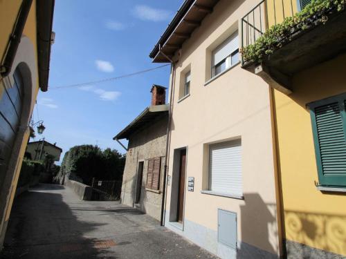 un callejón en un pueblo con un edificio en Apartment Cornucopia by Interhome en Porto Valtravaglia
