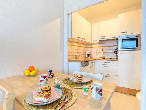 une cuisine avec une table avec de la nourriture dessus dans l'établissement Studio Les Terrasses Port Maria-2 by Interhome, à Quiberon