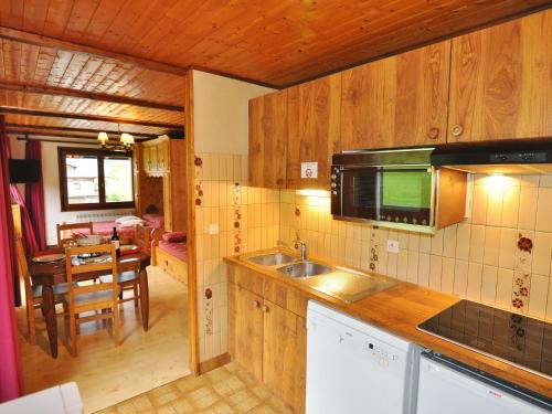 - une cuisine avec un évier et une table dans une chambre dans l'établissement Studio Les Cornettes de Bise - Studio Nr 3 by Interhome, à La Chapelle-dʼAbondance