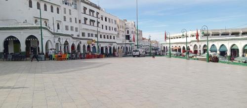 una calle vacía en una ciudad con edificios blancos en Moulay Idriss, en Moulay Idriss