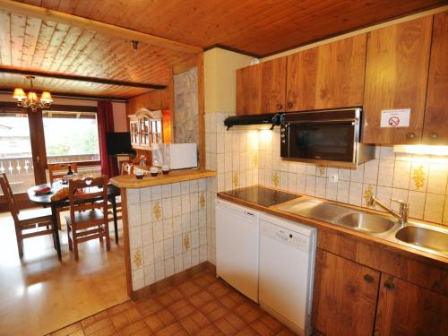 une cuisine avec un évier et un plan de travail dans l'établissement Apartment La Poimte des Mattes - Apt Nr 5 by Interhome, à La Chapelle-dʼAbondance