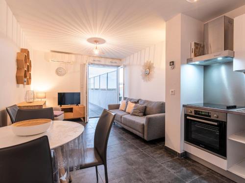 une cuisine et un salon avec une table et un canapé dans l'établissement Apartment La Boétie A by Interhome, à Porto-Vecchio