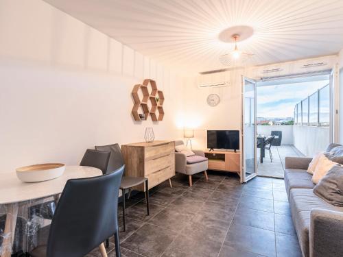 un salon avec un canapé, une table et une télévision dans l'établissement Apartment La Boétie A by Interhome, à Porto-Vecchio