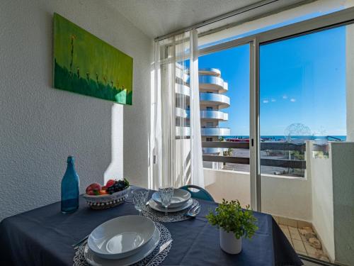 une table avec un chiffon bleu donnant sur l'océan dans l'établissement Studio Porte de la Mer Claudéa by Interhome, au Barcarès