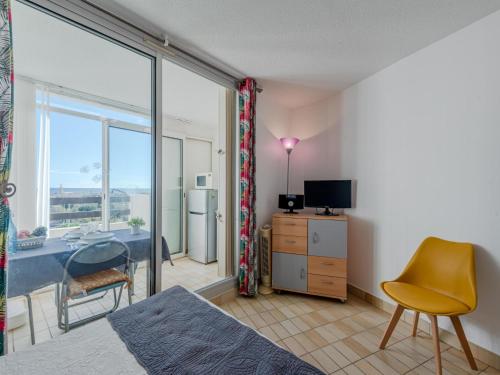une chambre avec un lit et une porte coulissante en verre dans l'établissement Studio Porte de la Mer Claudéa by Interhome, au Barcarès