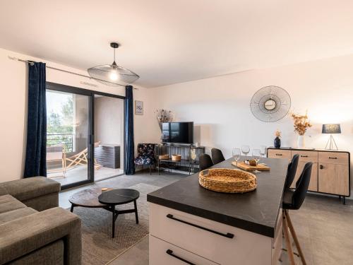 une cuisine et un salon avec un canapé et une table dans l'établissement Apartment St Joseph-2 by Interhome, à Porto-Vecchio