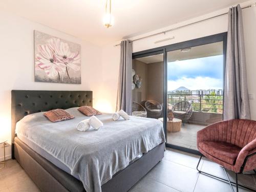 une chambre avec un lit et un balcon dans l'établissement Apartment St Joseph-2 by Interhome, à Porto-Vecchio