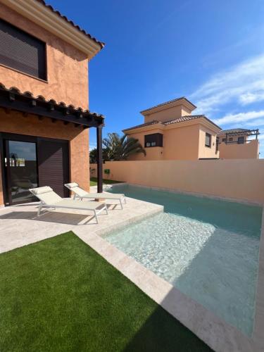una villa con piscina y una casa en Villa Saona Golf, en San Miguel de Abona