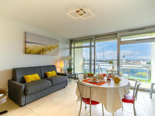 un salon avec un canapé et une table dans l'établissement Studio Résidence Le Mané by Interhome, à Quiberon