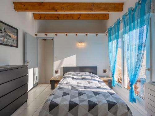 une chambre avec un lit et une fenêtre dans l'établissement Holiday Home Rochelongue by Interhome, au Cap d'Agde