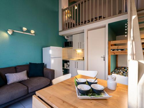 une cuisine et un salon avec une table et un canapé dans l'établissement Holiday Home Beau Soleil by Interhome, à Narbonne-Plage
