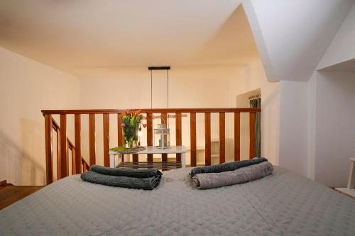 1 dormitorio con 1 cama con 2 almohadas en Lepontina, 13 - Grazioso e confortevole, en Milán