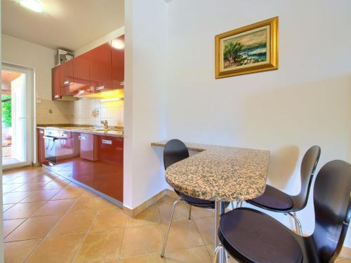 Kuchyň nebo kuchyňský kout v ubytování Holiday Home Bernarda by Interhome