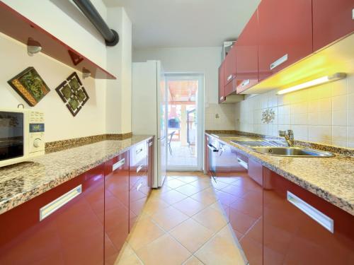 Kuchyň nebo kuchyňský kout v ubytování Holiday Home Bernarda by Interhome