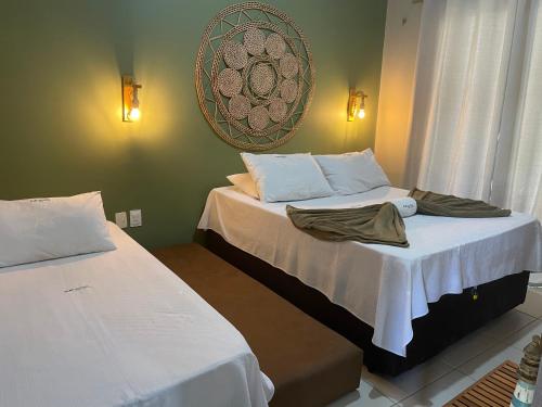 dwa łóżka siedzące obok siebie w pokoju w obiekcie Apartamento de Frente para o Mar na praia da Taiba Ceará w mieście Taíba