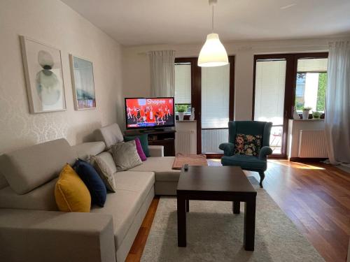 Televízia a/alebo spoločenská miestnosť v ubytovaní Home3city Przystanek Sopot