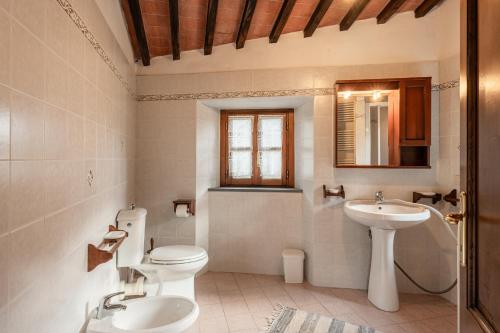 a bathroom with a toilet and a sink at Casa Lavanda in Pescaglia