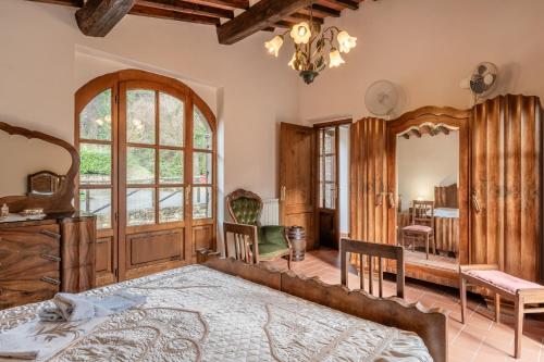 um quarto com uma cama grande e um espelho grande em Casa Lavanda em Pescaglia