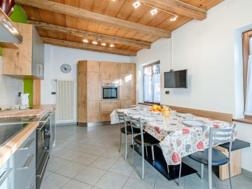 une cuisine avec une table et des chaises dans l'établissement Apartment Casa Marta by Interhome, à Canazei