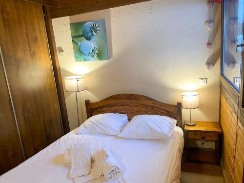une chambre avec un lit avec deux serviettes dessus dans l'établissement Apartment Clos du Chantey Moury by Interhome, à Chamonix-Mont-Blanc