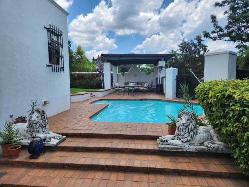 dom z basenem i patio w obiekcie Aleia Cottage w mieście Pretoria