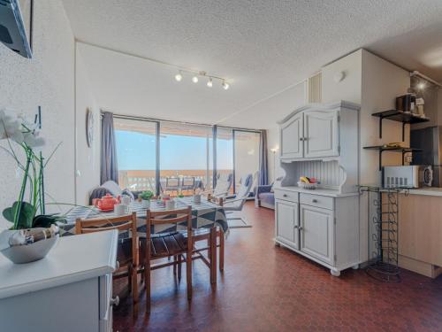 une cuisine et un salon avec une table et des chaises dans l'établissement Apartment Les Argonautes-6 by Interhome, au Barcarès