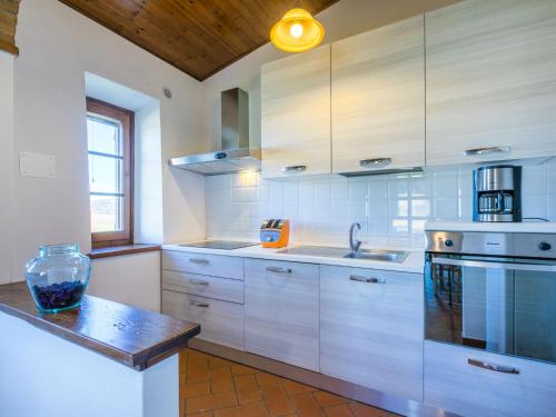 Kuchyň nebo kuchyňský kout v ubytování Holiday Home I Tre Laghi by Interhome