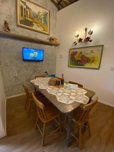 a dining room with a table and chairs at Apartamento Charme Guará in Guaramiranga