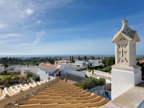 uma vista do telhado de uma casa com uma igreja em Villa Jardin d'Eden by Interhome em Albufeira