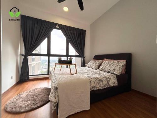 een slaapkamer met een bed en een groot raam bij IOI City Mall Modern Home PICC in Putrajaya