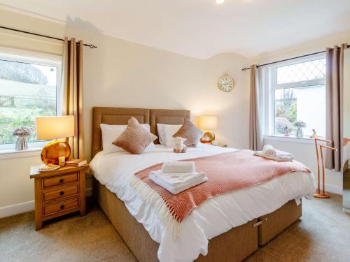 1 dormitorio con 1 cama grande y 2 ventanas en 2 Bed in St Andrews 81388, en Errol