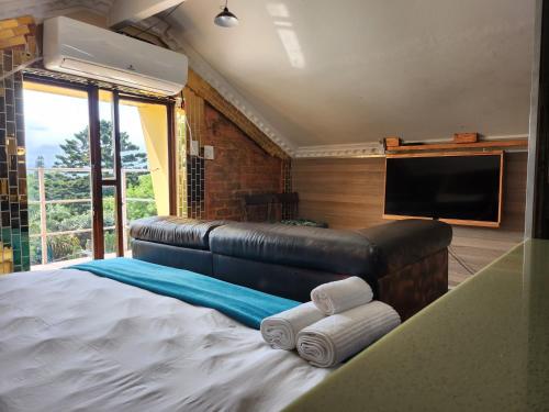 1 dormitorio con 1 cama grande y toallas. en Gem of Manor drive, en Durban