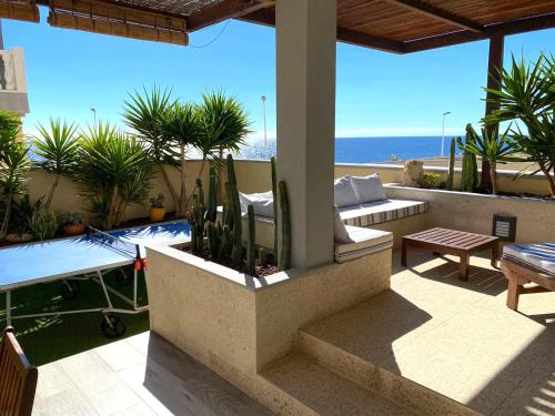 un patio al aire libre con vistas a la playa en Medano Beach - Villa Playa, en El Médano