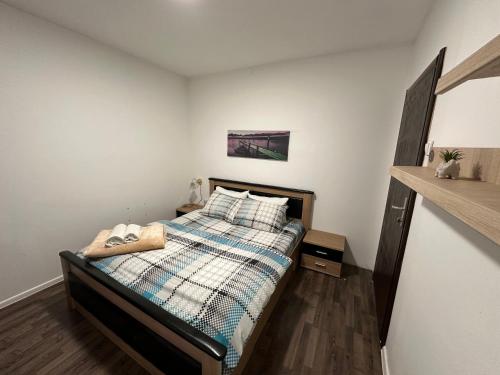 Un dormitorio pequeño con una cama en una habitación. en Apartmani Vučinić, en Cetinje