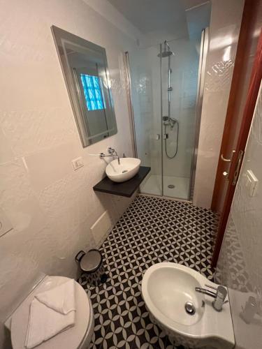 y baño con lavabo, aseo y ducha. en Residenza Montecchi, en Verona