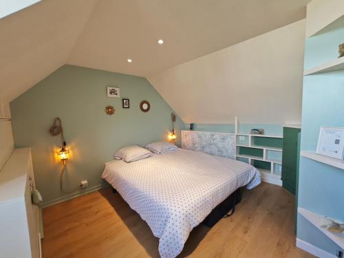 une chambre avec un lit dans un grenier dans l'établissement Les Hauts de Morlaix, à Morlaix