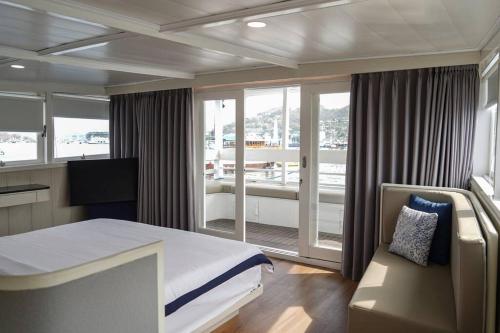 Postel nebo postele na pokoji v ubytování Phinisi charter in Labuan Bajo