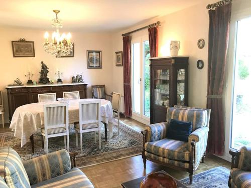 un salon avec une table et des chaises dans l'établissement Metrie, à Sauqueville