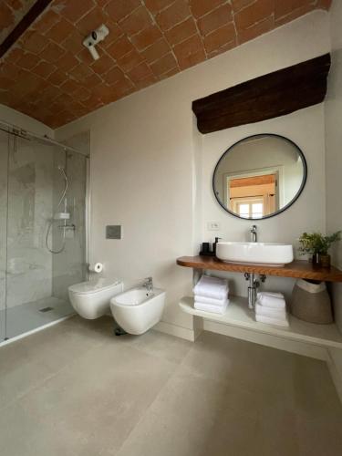 La salle de bains est pourvue de 2 lavabos, d'un miroir et d'une douche. dans l'établissement Casa Faretto, à Costigliole dʼAsti