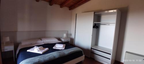 Un pat sau paturi într-o cameră la Villa Panella