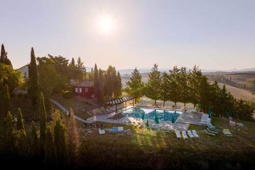 una vista aérea de una piscina con sillas y una casa en Glamping Diacceroni, en Villamagna