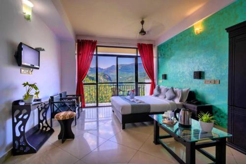 - une chambre avec un lit et une grande fenêtre dans l'établissement The View Munnar, à Anachal