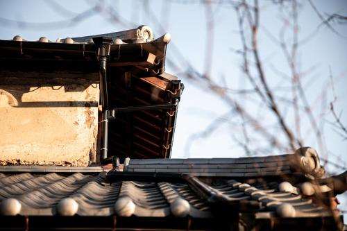 a close up of the top of a roof at オーベルジュ カラ 宗像 in Akama