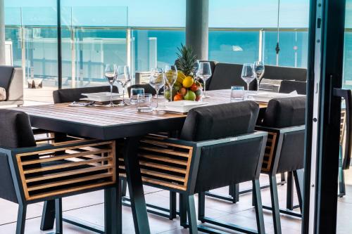 SUNSET CLIFFS VIP APARTMENTにあるレストランまたは飲食店
